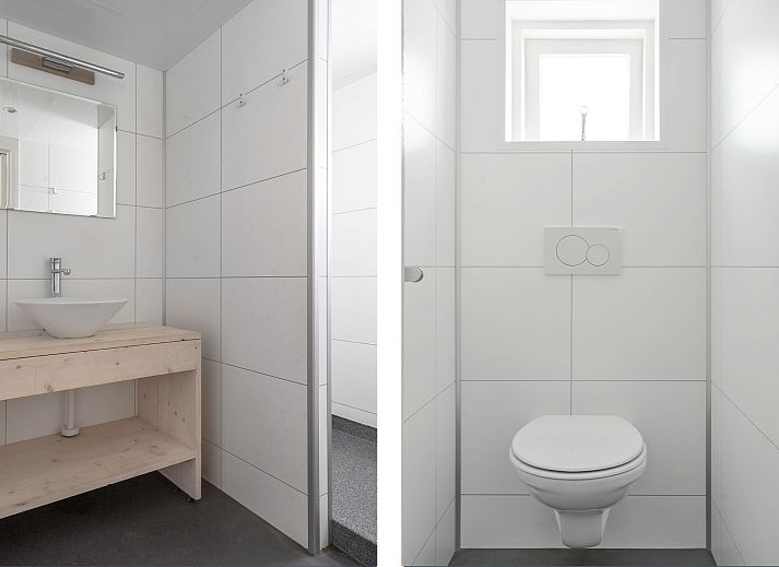 Cozy living room of Hooiberglodge in Dwingeloo, Southwest Drenthe. Enjoy a cozy vacation home with wooden interior and comfortable seating area.