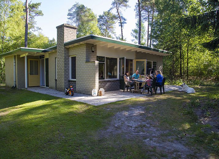 Gezellige woonkamer van Bungalow Maan in Dwingeloo, Zuidwest Drenthe. Comfortabele zithoek met uitzicht op de groene natuur.
