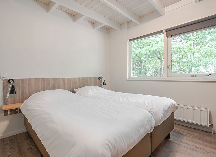 Gezellige woonkamer van Bungalow Maan in Dwingeloo, Zuidwest Drenthe. Comfortabele zithoek met uitzicht op de groene natuur.