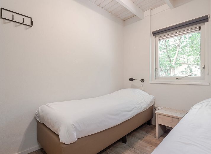 Gezellige eetkamer in Bungalow Maan, een vakantiehuis in Dwingeloo, Zuidwest Drenthe. Moderne keuken en ruime tafel voor familiediners.