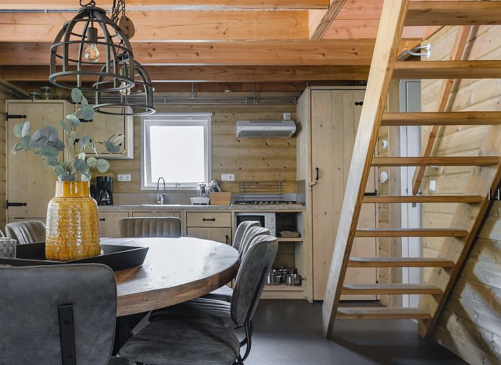 Enjoy a relaxing stay at the Heidelodge, a vacation home in Dwingeloo, Southwest Drenthe, surrounded by beautiful nature.