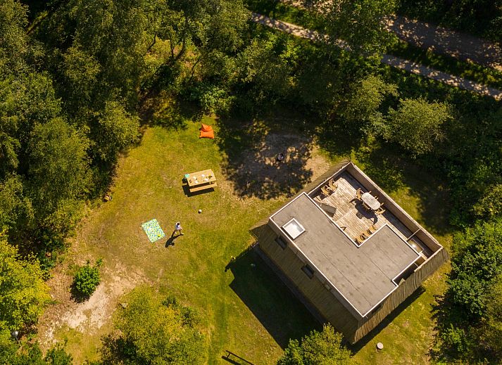 Heidelodge vacation home in Dwingeloo, Southwest Drenthe, surrounded by lush nature and views of a beautiful lake.