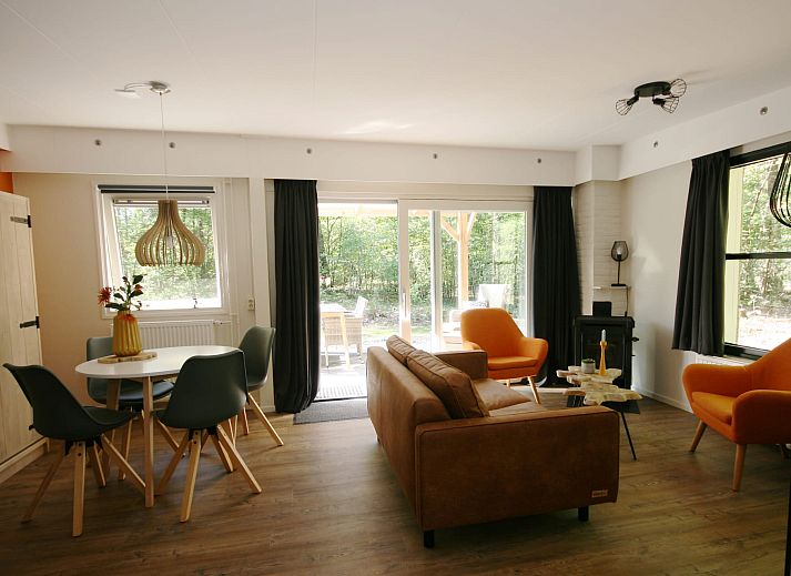 Bungalow Mars in Dwingeloo, Zuidwest Drenthe, biedt een serene vakantie-ervaring met een uitnodigend terras in een bosrijke omgeving.