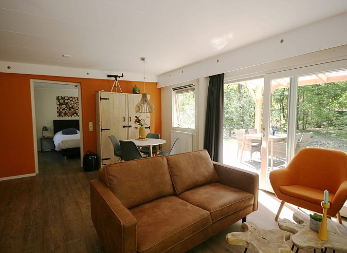 Bungalow Mars in Dwingeloo, Zuidwest Drenthe, biedt een serene vakantie-ervaring met een uitnodigend terras in een bosrijke omgeving.