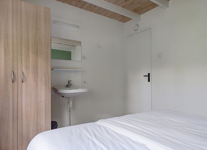 Gezellige binnenruimte van Bungalow Saturnus in Dwingeloo, Drenthe, met moderne keuken en eetruimte voor een ontspannen vakantieverblijf.