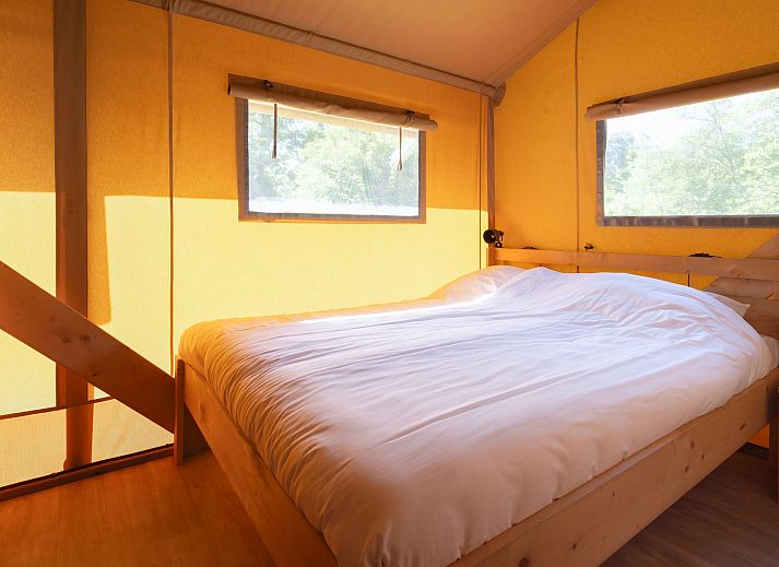 Entspannen Sie sich auf der Terrasse des Safarizeltes Castor in Suedwest-Drenthe, ideal fuer einen Urlaub in der Natur.