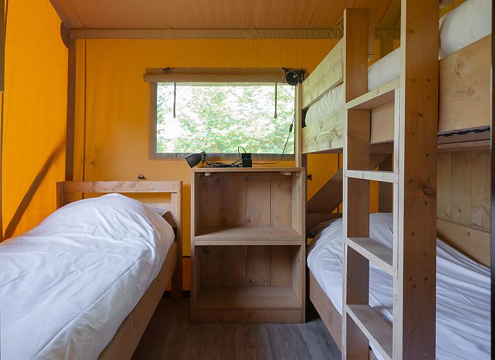 Entspannen Sie sich auf der Terrasse des Safarizeltes Castor in Suedwest-Drenthe, ideal fuer einen Urlaub in der Natur.