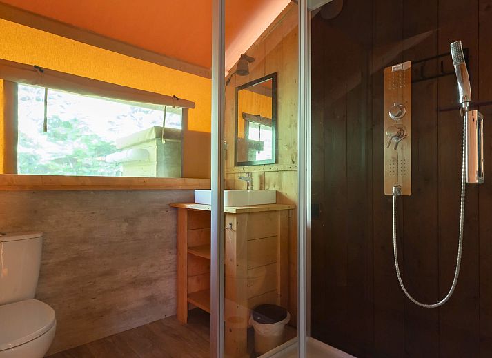 Entspannen Sie sich auf der Terrasse des Safarizeltes Castor in Suedwest-Drenthe, ideal fuer einen Urlaub in der Natur.