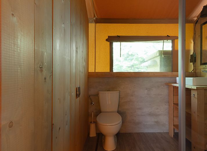 Entspannen Sie sich auf der Terrasse des Safarizeltes Castor in Suedwest-Drenthe, ideal fuer einen Urlaub in der Natur.