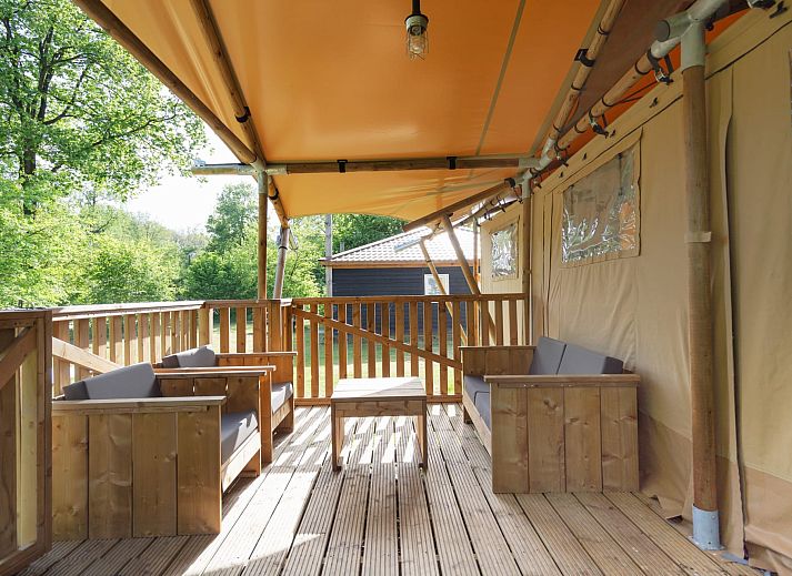 Buitenzicht van Safaritent Ceres, een glamping lodge in Dwingeloo, Zuidwest Drenthe, omgeven door groene natuur.