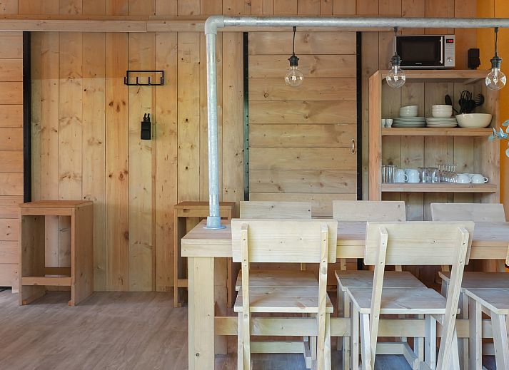 Buitenzicht van Safaritent Ceres, een glamping lodge in Dwingeloo, Zuidwest Drenthe, omgeven door groene natuur.