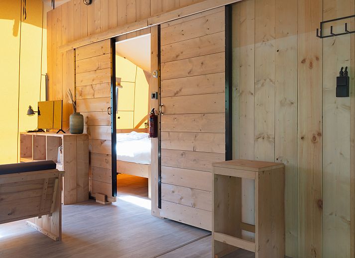 Veranda van Safaritent Ceres in Dwingeloo, Zuidwest Drenthe, met comfortabele zitplaatsen en uitzicht op de natuur.