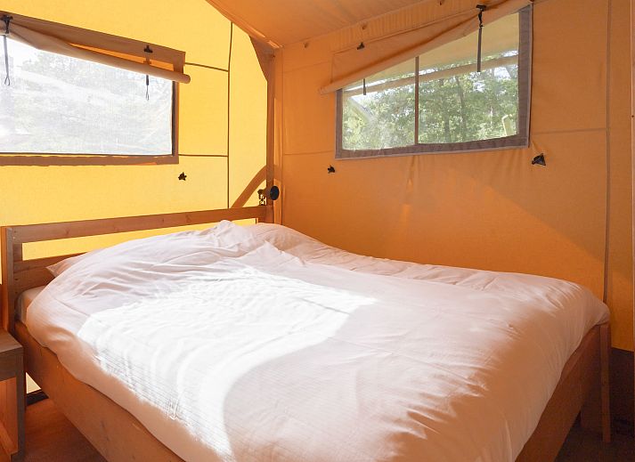 Veranda van Safaritent Ceres in Dwingeloo, Zuidwest Drenthe, met comfortabele zitplaatsen en uitzicht op de natuur.