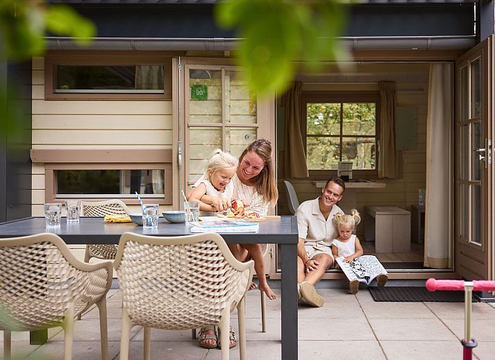 Kampeerchalet de Morgenster in Dwingeloo, Drenthe biedt een rustieke buitenervaring met een terras omgeven door natuur.