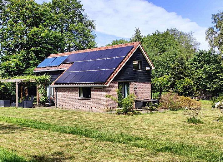 Vakantiehuis DG603 in Dwingeloo, Zuidwest Drenthe, omgeven door weelderige natuur en een uitnodigend terras.