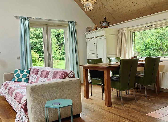 Vakantiehuis DG603 in Dwingeloo, Zuidwest Drenthe, omgeven door weelderige natuur en een uitnodigend terras.