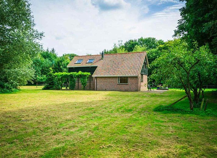 Moderne badkamer in vakantiehuis DG603, Dwingeloo, Zuidwest Drenthe, met ruime douche en wastafel.