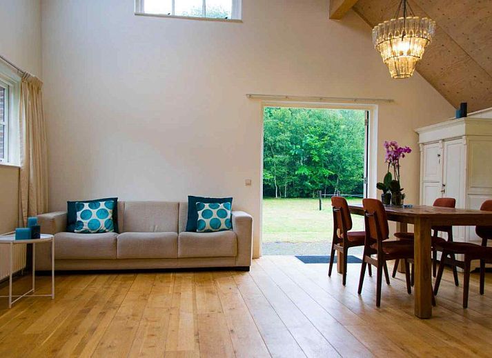 Moderne badkamer in vakantiehuis DG603, Dwingeloo, Zuidwest Drenthe, met ruime douche en wastafel.