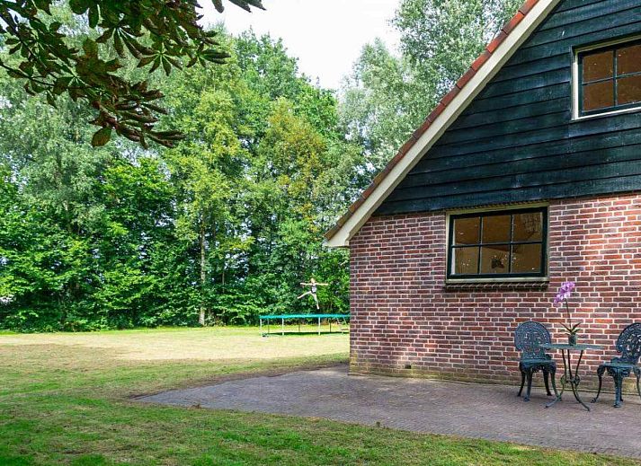 Charmant terras van vakantiehuis DG603 in Dwingeloo, Zuidwest Drenthe, met uitzicht op groene tuinen.