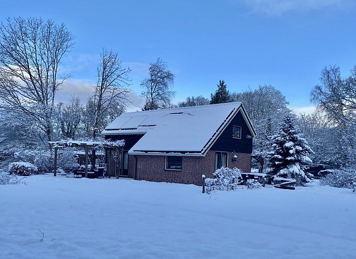 Gemuetliches Wohnzimmer im Ferienhaus DG603, Dwingeloo, Suedwest-Drenthe, mit Essecke und bequemem Sofa.