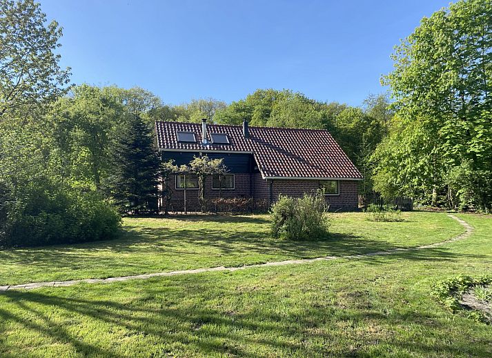 Gemuetliches Wohnzimmer im Ferienhaus DG603, Dwingeloo, Suedwest-Drenthe, mit Essecke und bequemem Sofa.