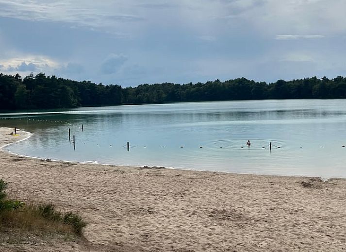 Eetruimte met houten interieur in Huisje in Dwingeloo, vakantieverblijf Drenthe.