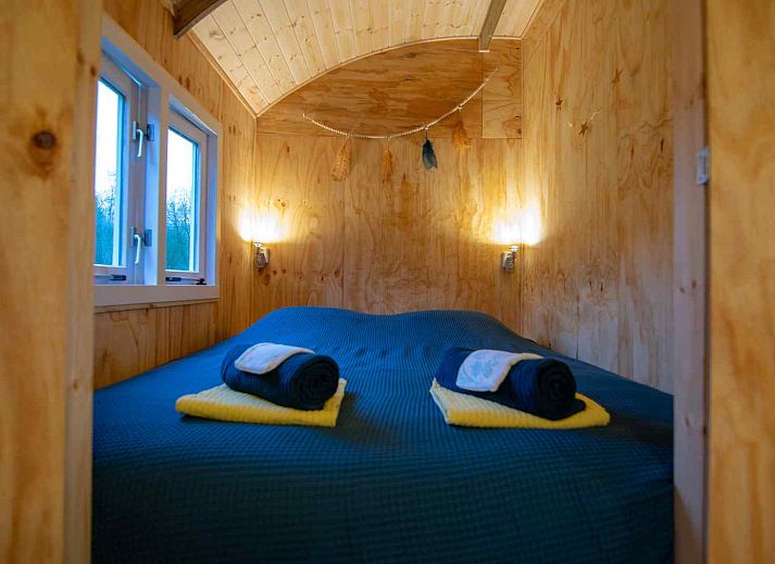 Gemuetliches Schlafzimmer im Ferienhaus DG1584, Dwingeloo, Suedwest-Drenthe, mit Holzeinrichtung.