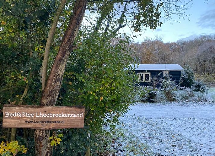 Knusse houtkachel in Vakantiehuisje in Dwingeloo, Zuidwest Drenthe, voor een warme sfeer tijdens je verblijf.