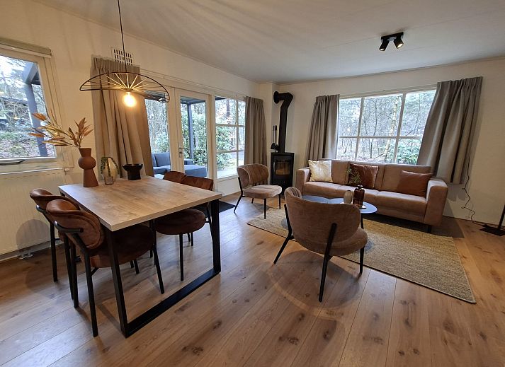 Bungalow Polaris in Dwingeloo, Drenthe, bietet einen ruhigen Urlaub inmitten ueppiger Natur und einer friedlichen Waldumgebung.