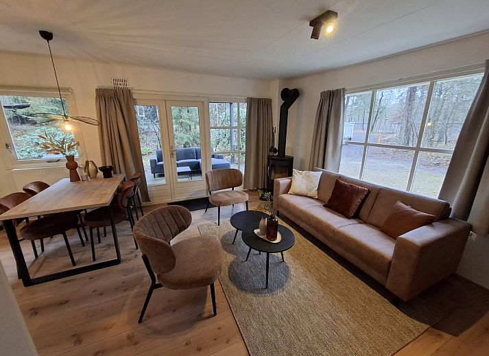 Bungalow Polaris in Dwingeloo, Drenthe, bietet einen ruhigen Urlaub inmitten ueppiger Natur und einer friedlichen Waldumgebung.