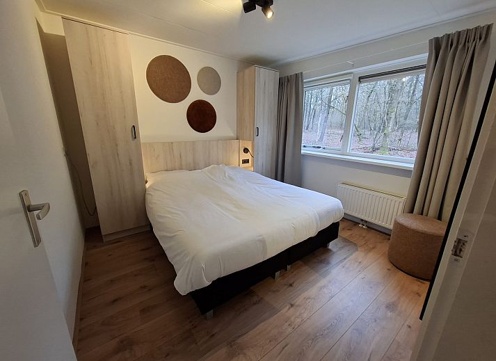 Geniessen Sie die Ruhe auf der Terrasse von Bungalow Polaris in Dwingeloo, im Suedwesten von Drenthe, umgeben von ueppiger Natur und Gruen.