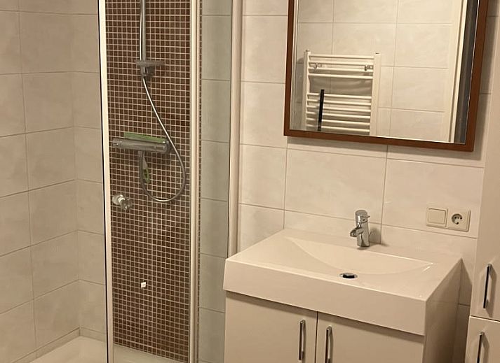 Geniessen Sie die Ruhe auf der Terrasse von Bungalow Polaris in Dwingeloo, im Suedwesten von Drenthe, umgeben von ueppiger Natur und Gruen.