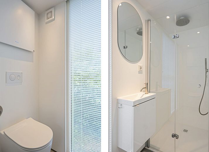 Das Tiny House Eris mit Sauna in Dwingeloo, im Suedwesten von Drenthe, bietet ein rustikales Erlebnis inmitten der Natur mit einer einladenden Terrasse.