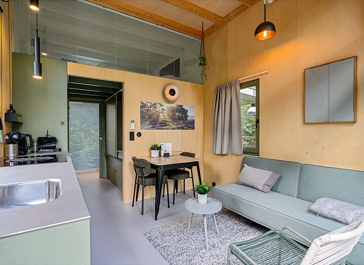 Luftaufnahme des Tiny House Eris mit Sauna, ein Ferienhaus in Dwingeloo, Suedwest-Drenthe, umgeben von ueppiger Natur und Gruen.