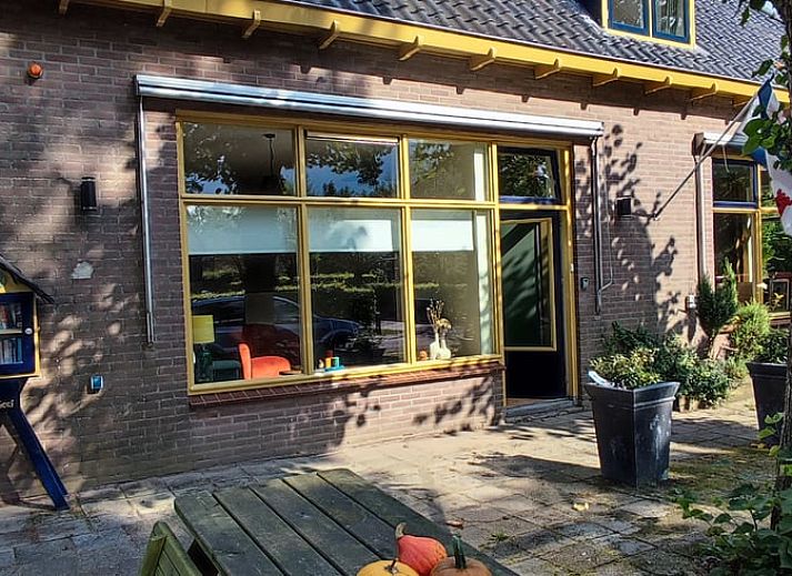 Gemuetliches Wohnzimmer im Ferienhaus in Dwingeloo, Suedwest-Drenthe, mit viel Licht und bequemen Sitzgelegenheiten.