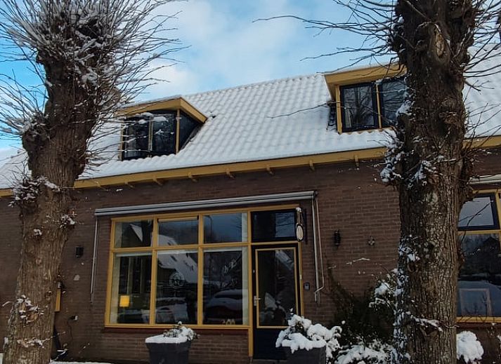 Moderne Kueche in einem Ferienhaus in Dwingeloo, Suedwest-Drenthe, mit glatter Oberflaeche und modernen Geraeten.