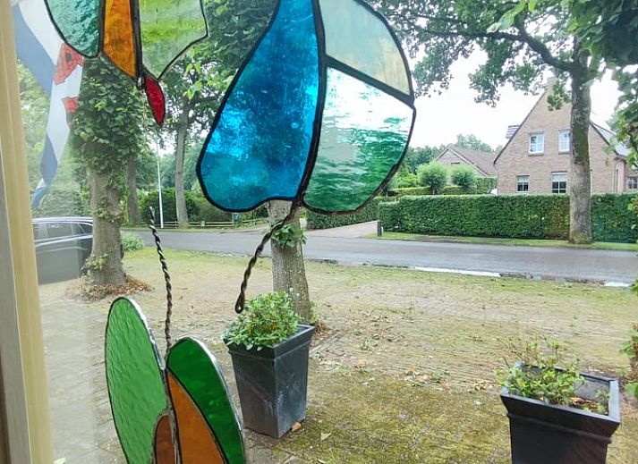 Moderne Kueche in einem Ferienhaus in Dwingeloo, Suedwest-Drenthe, mit glatter Oberflaeche und modernen Geraeten.