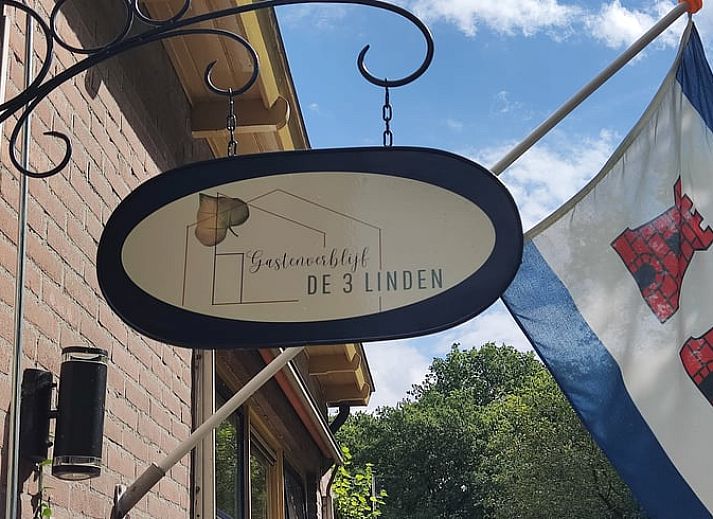 Moderne Kueche in einem Ferienhaus in Dwingeloo, Suedwest-Drenthe, mit glatter Oberflaeche und modernen Geraeten.