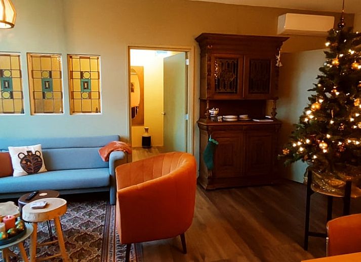 Moderne Kueche in einem Ferienhaus in Dwingeloo, Suedwest-Drenthe, mit glatter Oberflaeche und modernen Geraeten.