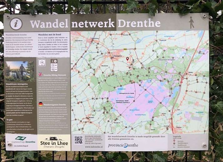 Esszimmer mit Holztisch im Ferienhaus in Dwingeloo, Suedwest-Drenthe, der perfekte Ort fuer gemuetliche Mahlzeiten.