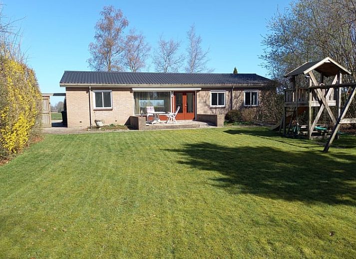 Ferienhaus in Pesse mit grossem Garten und Spielgeraeten im Suedwesten von Drenthe, ideal fuer Familien.