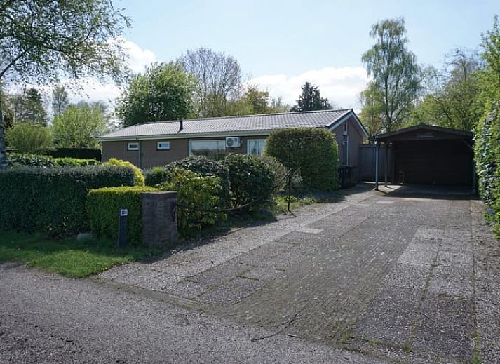 Ferienhaus in Pesse mit grossem Garten und Spielgeraeten im Suedwesten von Drenthe, ideal fuer Familien.