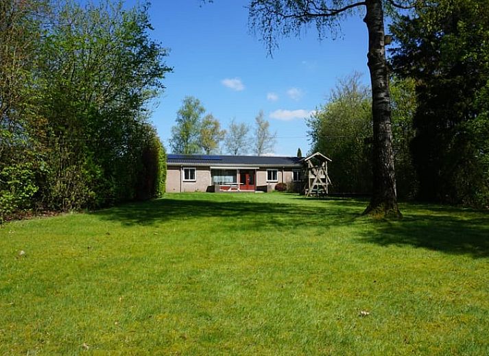 Natuerliche Umgebung im Ferienhaus in Pesse, Suedwest-Drenthe, mit Blick auf einen ruhigen Teich.
