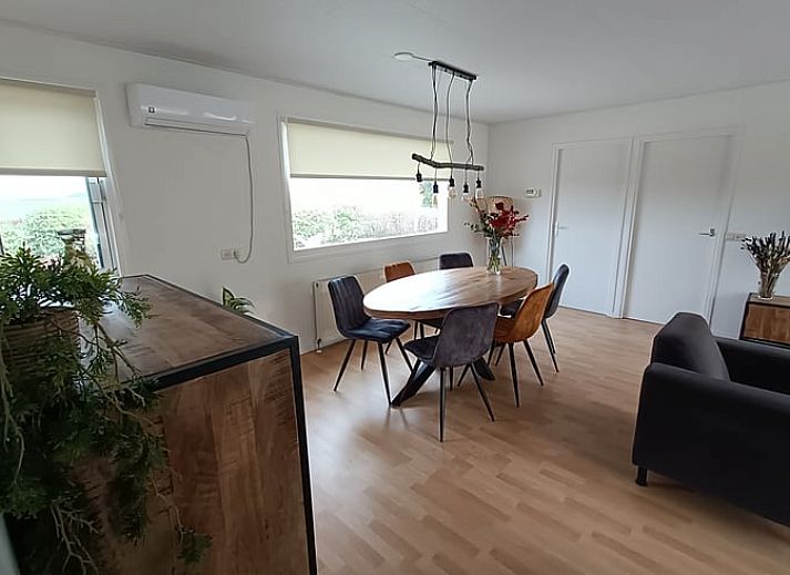 Grosser Rasen im Ferienhaus in Pesse, Suedwest-Drenthe, ideal fuer Aktivitaeten im Freien.