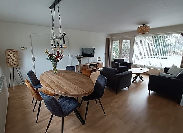 Grosser Rasen im Ferienhaus in Pesse, Suedwest-Drenthe, ideal fuer Aktivitaeten im Freien.