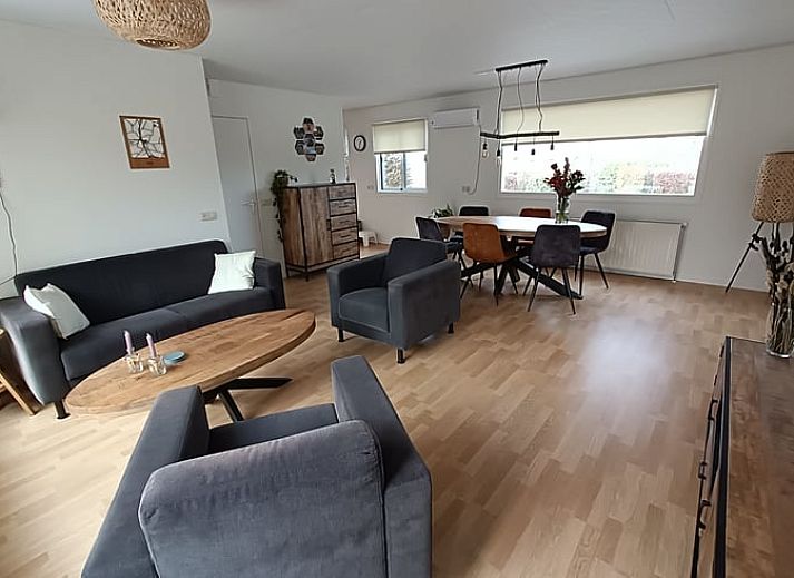 Grosser Rasen im Ferienhaus in Pesse, Suedwest-Drenthe, ideal fuer Aktivitaeten im Freien.