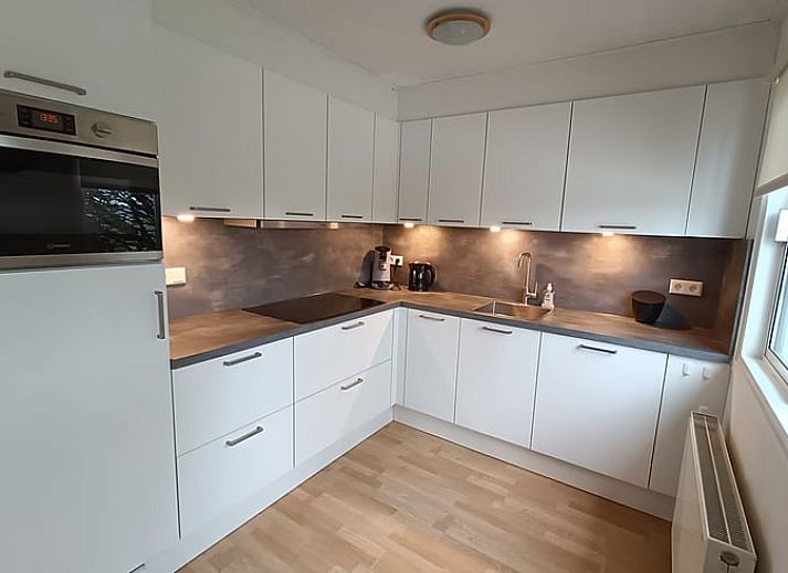 Eingang zum Ferienhaus in Pesse mit Auffahrt und gruenen Hecken im Suedwesten von Drenthe.