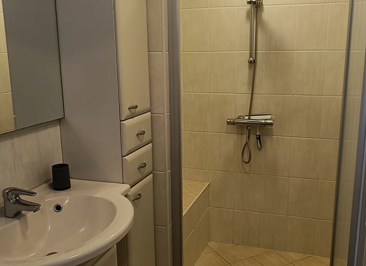 Rueckansicht des Ferienhauses in Pesse mit gepflegtem Garten im Suedwesten von Drenthe.