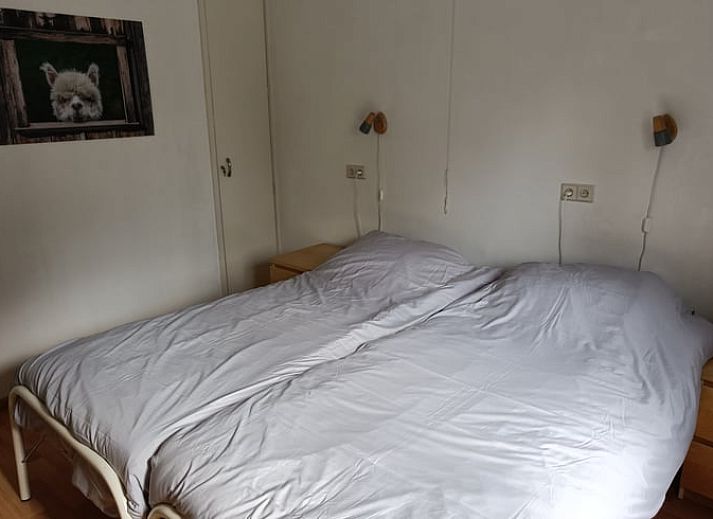 Rueckansicht des Ferienhauses in Pesse mit gepflegtem Garten im Suedwesten von Drenthe.