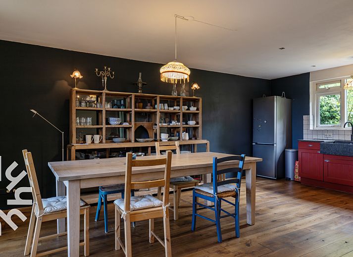 Rustige tuin met zitje bij DG1780 vakantiewoning in Pesse, Drenthe.